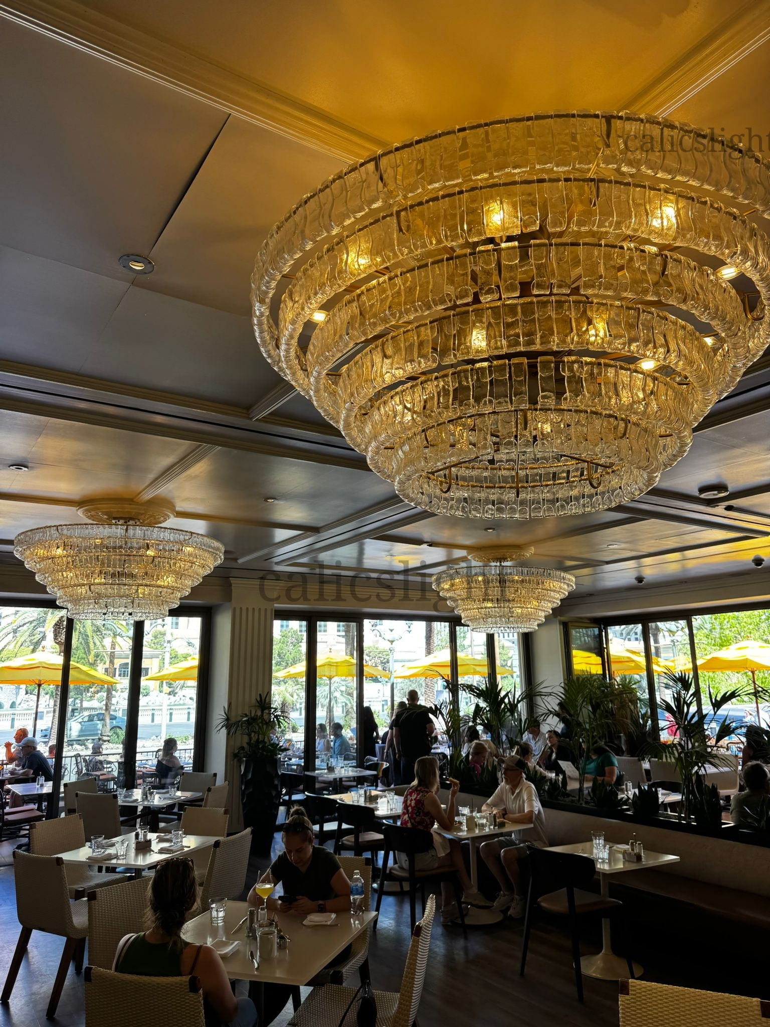 Art Ghiaccio Glass Round Chandelier in a Modern Restaurant | New York, June 2025